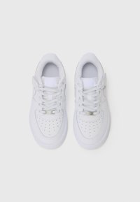 Baskets blanches avec une tige en cuir lisse, capuchon perforé, fermeture à lacets, col rembourré et une discrète marque sur le côté.
