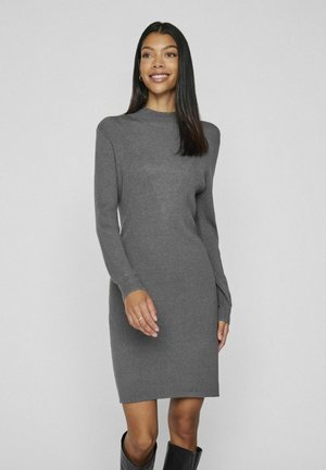 Robe en tricot côtelé gris avec des manches longues, un col haut et une silhouette cintrée, présentant un détail en forme de V sur le devant.