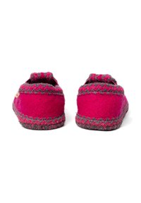 Pantofole in feltro rosa con forma arrotondata, rifinitura grigia e un accento di tessuto arricciato sul retro. Superficie testurizzata e suole piatte.