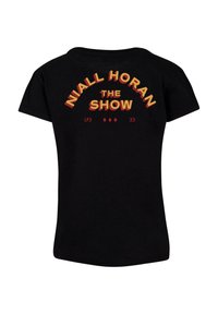 Sort bomulds t-shirt med rød og gul tekst, der står "NIALL HORAN THE SHOW LP3 '23" i et buet design. Korte ærmer, standard pasform.