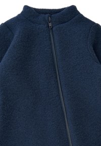 Chaqueta de forro polar azul marino con un cuello alto y cremallera completa. Textura suave y corte relajado, con un cierre de cremallera suave.