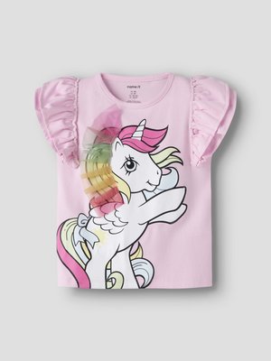 Rosa kortermet skjorte med volangs på ermene, med en fargerik enhjørninggrafikk og en 3D regnbuetyllemanke på forsiden.