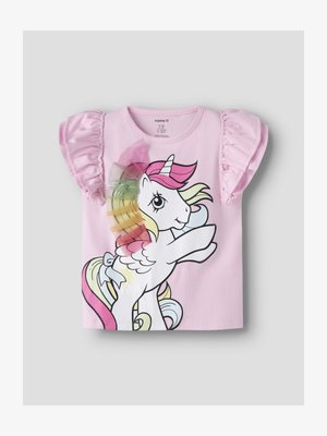 Roze shirt met korte mouwen en ruches aan de mouwen, met een kleurrijke eenhoornafbeelding met een 3D regenboog tule manen aan de voorkant.