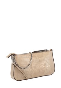 Borsa a polso in materiale beige con texture a coccodrillo, con tracolla in catena argentata e chiusura con zip in alto, su uno sfondo bianco.
