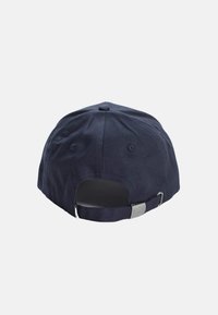Cappellino in cotone blu navy con visiera curva, cinturino regolabile sul retro e un foro di ventilazione vicino alla sommità.
