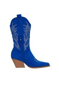 Bota cowboy de ante azul con punta afilada, superficie texturizada, bordado decorativo plateado, cremallera lateral y tacón de madera apilada.