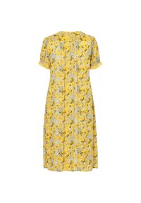 Gul blomsterkjole med korte ærmer, blondekant og en afslappet pasform. Har blå og grønne blomster mønstre på et struktureret stof.