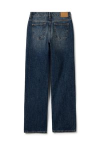 Jeans in denim blu scuro con un taglio dritto. Presentano due tasche posteriori, un'etichetta in pelle in vita e una texture leggermente scolorita.
