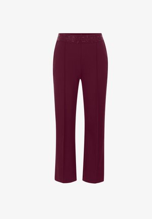 Bordeauxkleurige broek met een platte tailleband met reliëftekst, rechte pijpen en een gladde, rekbare stof. Geen zichtbare zakken.