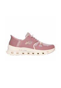 Zapatillas Skechers Glide-Step en suave malla rosa con puntera reforzada, diseño de cordones y una suela blanca gruesa con secciones recortadas.