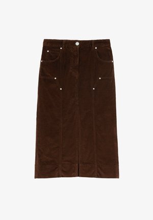 Falda de pana marrón con corte recto, de longitud media, que presenta dos bolsillos frontales, cierre de botones y costuras verticales sutiles.