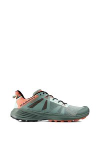 Trailrunning-Schuhe in hellgrün mit dunkelgrauen Akzenten und leuchtend orangefarbener Sohle. Besitzen ein atmungsaktives Mesh-Obermaterial und eine strapazierfähige Gummisohle.