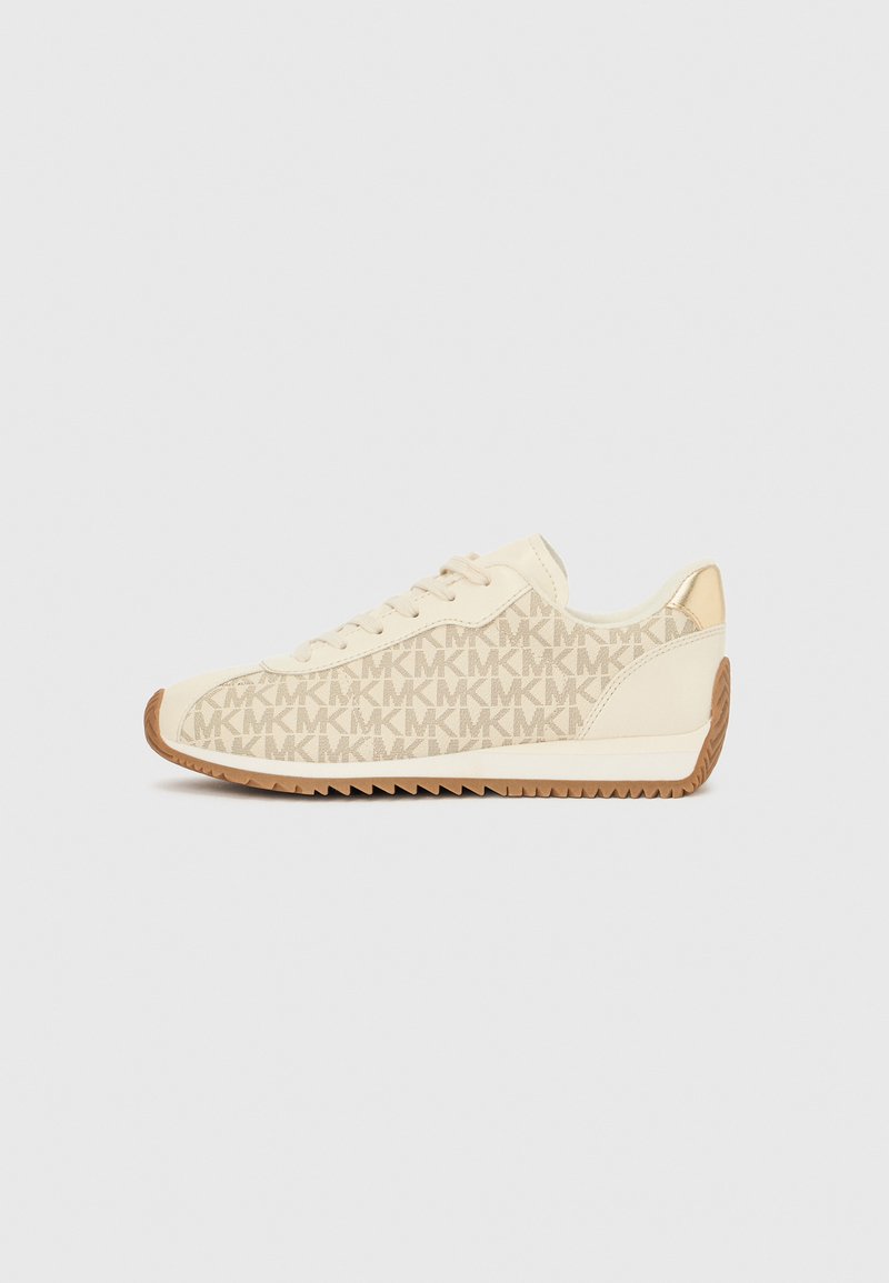 Baskets beige avec motif logo MK, tige texturée, lacets plats et semelle en caoutchouc vulcanisé contrastante. Bout arrondi et talon accentué de doré.
