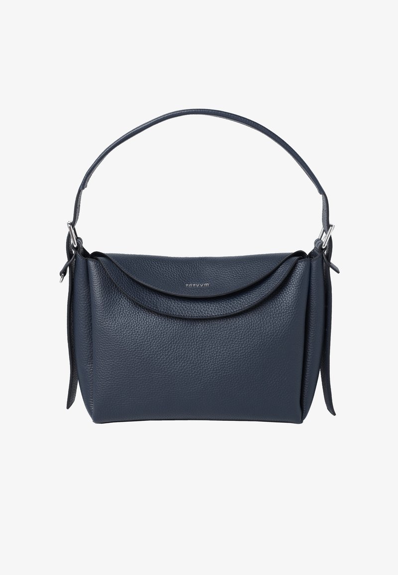 Granatowa skórzana torba na ramię o teksturowanej powierzchni z klapą i srebrnymi detalami na końcach paska, w kształcie prostokąta.