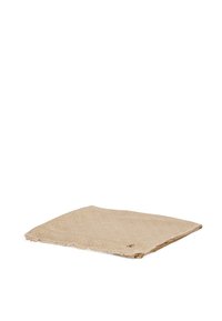 Beige színű, mintás textil, rojtos szélekkel, téglalap alakú, finom mintázattal és egy kis fémbetéttel az egyik sarkában.
