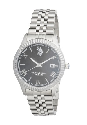 Orologio da polso in metallo argento con quadrante nero, numeri romani, logo U.S. Polo Assn., finestra della data alle 3 e cinturino a maglie.
