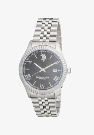 Montre-bracelet en métal argenté avec cadran noir, chiffres romains, logo U.S. Polo Assn., fenêtre de date à 3 heures et bracelet à maillons.