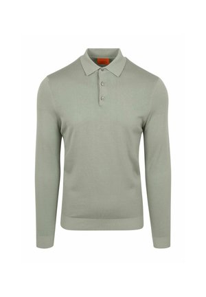 Lichtgrijs-groen poloshirt met lange mouwen, drie knopen en geribde boorden en zoom, afgebeeld op een witte achtergrond.