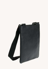 Sac bandoulière en cuir noir avec une finition texturée, de forme rectangulaire, avec une sangle réglable et des accents en métal.