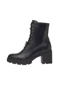 Stivaletto in pelle nera con tacco spesso, dotato di occhielli in metallo, chiusura con lacci e dettagli decorativi sul lato.