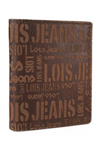 Cartera de cuero marrón con logotipos en relieve de diferentes tamaños y orientaciones, con costuras visibles a lo largo de los bordes.
