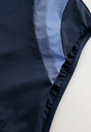 Costum de baie marin cu o textură fină și panouri de un albastru deschis. Designul include cusături elastice și o formă ajustată.
