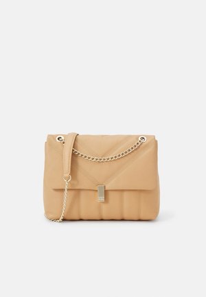 Sac à main en cuir beige avec bandoulière chaîne dorée, forme rectangulaire, fermeture à rabat et motif chevron décoratif cousu à l'avant.