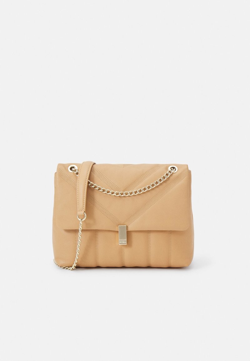Sac à main en cuir beige avec bandoulière chaîne dorée, forme rectangulaire, fermeture à rabat et motif chevron décoratif cousu à l'avant.