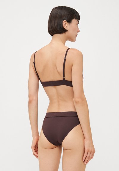 Haut de bikini marron avec des bretelles réglables et des bords sans couture, associé à un bas de bikini taille haute assorti, présentant une texture lisse.
