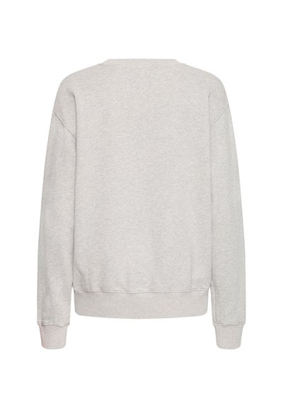 Pilkos spalvos džemperis su ilgomis rankovėmis, įtempiamomis rankogalių ir apačios dalimis, su apvaliu iškirpimu. Minkšta, tekstūruota medžiaga be matomų raštų ar detalių.