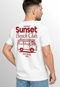 Weißes Baumwoll-T-Shirt mit rotem Grafikdesign, das den Text "Neverless Sunset Beach Club" und ein Cartoon-Wohnmobil mit einem Hund zeigt.