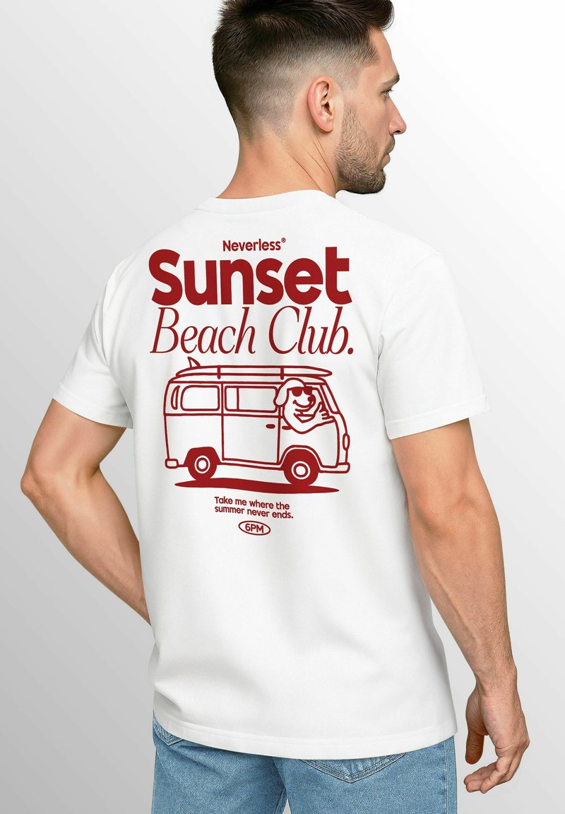 Weißes Baumwoll-T-Shirt mit rotem Grafikdesign, das den Text "Neverless Sunset Beach Club" und ein Cartoon-Wohnmobil mit einem Hund zeigt.