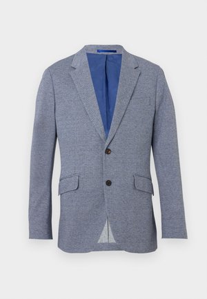 Blazer azul en patrón espiga fabricado con tejido entrelazado. Elementos destacados incluyen botones marrones, dos bolsillos frontales y un forro interior azul.