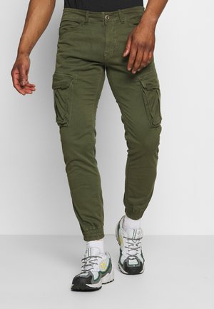 Olivgrüne Cargo-Hosen mit tapered Beinen, mehreren Seitentaschen und einem Knopfverschluss. Hergestellt aus einem strapazierfähigen Stoff mit glatter Textur.