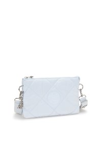 Borsa a tracolla trapuntata di colore azzurro chiaro con hardware argentato, dotata di una patch con logo e tracolla regolabile. Texture liscia con chiusura a zip.