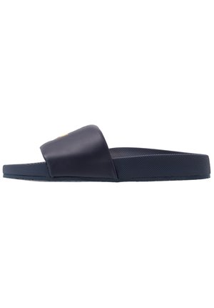Marineblaue Slide-Sandale mit breitem Riemen und strukturierter Sohle, entworfen für den Freizeitgebrauch und einfachen Slip-on-Komfort.
