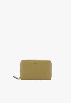 Gelbe Lederbrieftasche mit strukturierter Oberfläche, Rundum-Reißverschluss und kleinem Anhänger. Verfügt über ein dezentes Logo auf der Vorderseite.