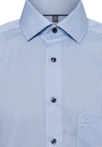 Blauwe gebloemde shirt met een geometrisch ontwerp, knoopsluiting, gespreide kraag en een zak met een logo-detail.