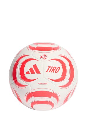 Balón de fútbol Adidas Tiro blanco y rojo con patrones de rayas curvas y logo sobre un fondo liso.