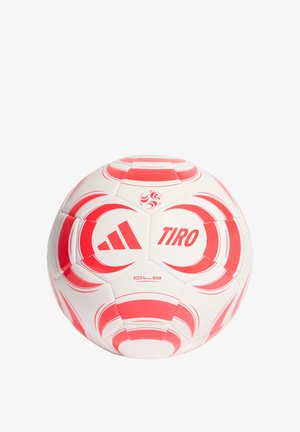 Balón de fútbol Adidas Tiro blanco y rojo con patrones de rayas curvas y logo sobre un fondo liso.