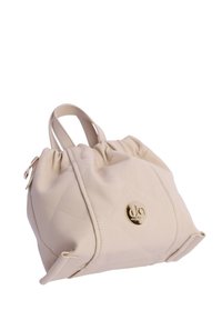 Bolso acolchado beige hecho de cuero suave. Cuenta con un cierre de cordón en la parte superior, dos asas cortas y un acento de logo en tono dorado.