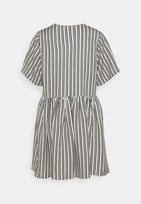 Gestreiftes kurzärmliges Kleid mit senkrechten schwarz-weißen Streifen, gerafftem Taillenbereich und ausgestellt Rock, aus einem leichten Stoff gefertigt.