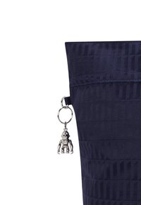Borsa blu navy con un design testurizzato e sottili strisce; include un ciondolo argento a forma di figura attaccato a un portachiavi.