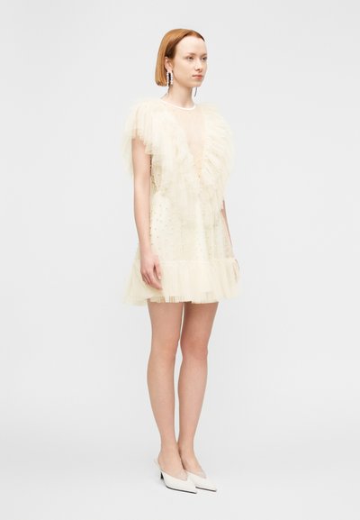 Κοντό κρεμ φόρεμα από τούλι, με βολάν στα μανίκια, βαθύ V λαιμόκοψη και διακοσμήσεις pointelle, με στρωμένη φούστα με βολάν.