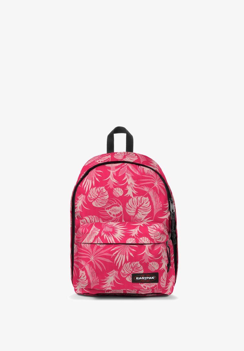 Sac à dos rose avec un motif de feuilles tropicales, fabriqué en tissu résistant, équipé d'une poche avant zippée et d'une poignée supérieure pour le transport.