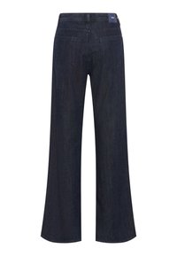 Dunkelblaue weit geschnittene Jeans aus Denim mit hoher Taille, zwei Gesäßtaschen und einem sichtbaren Taillenlabel. Glatte Textur.