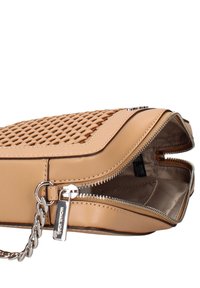 Borsa a mano marrone chiaro con un motivo intrecciato sulla parte superiore, dotata di una cerniera e tracolla a catena color argento. Interno foderato con tessuto liscio, con dettagli della cerniera visibili.