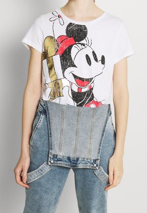 Weißes Baumwoll-T-Shirt mit einem grafischen Aufdruck eines Comic-Charakters in Schwarz und Rot, kombiniert mit hellblauen Jeans-Latzhosen mit Taschen.