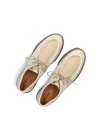 Beige leren schoenen met fuzzy, crèmekleurige textiele bovenkant en lichtbruine zolen, met veters en een afgeronde teenvorm.