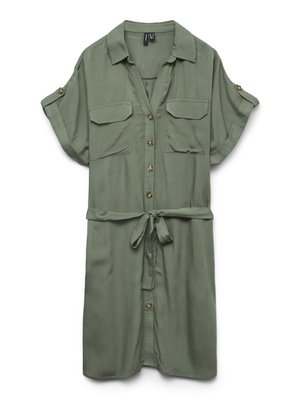 Rochie cămașă verde măsliniu cu mâneci scurte, înfașurată cu nasturi în față, buzunare cu clapetă la piept, mâneci rulate cu nasturi și curea ajustabilă în talie.